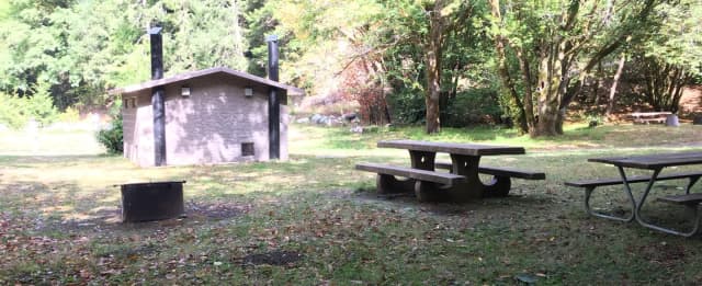 Group campsite: maximum of 25 people with 4 passenger vehicles / 2 travel trailers or motorhomes.