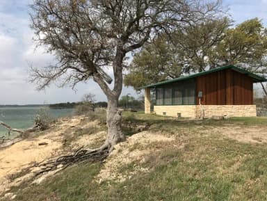 Screen shelter is located very close to shoreline