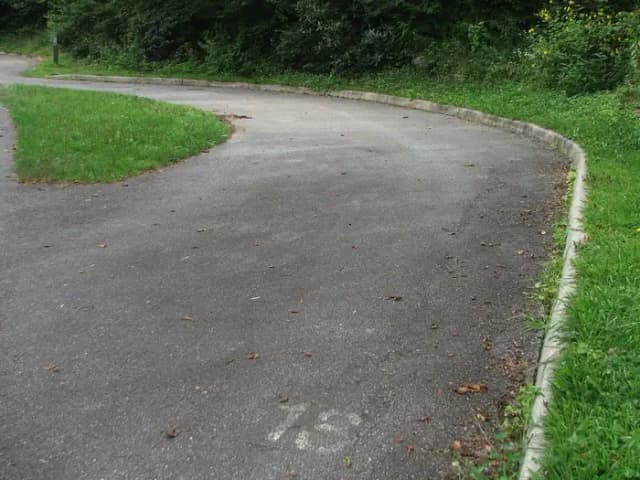 A Loop Site 18  - Long driveway