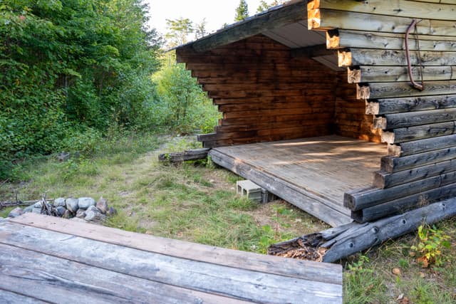 Lunksoos Lean-to and Picnic Table